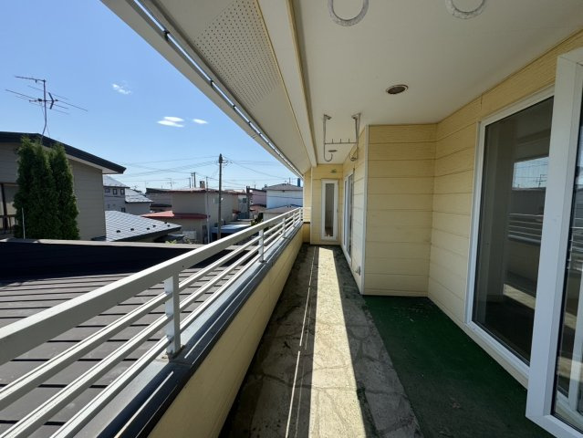 店舗にも離れにも！釧路町若葉で自由な発想を叶える家♪のバルコニー|広々バルコニー！明るい陽光が降り注ぎます。