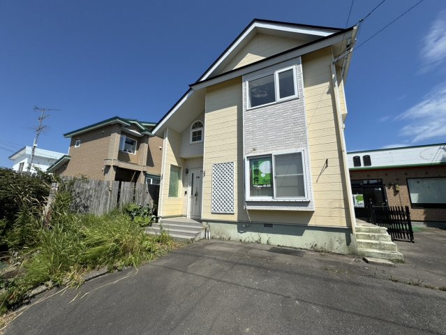 店舗にも離れにも！釧路町若葉で自由な発想を叶える家♪の外観|店舗併設住宅、明るい外観が魅力です。