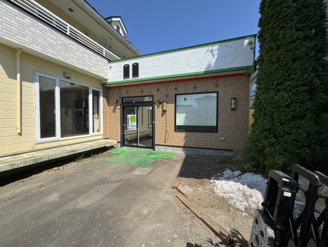 店舗にも離れにも！釧路町若葉で自由な発想を叶える家♪の外観|開放感ある店舗部分。明るい陽光が差し込みます。