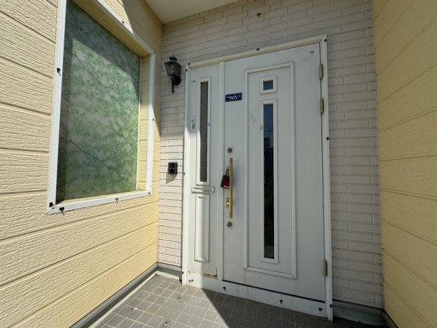 店舗にも離れにも！釧路町若葉で自由な発想を叶える家♪の外観|明るい光差し込む、デザイン玄関◎