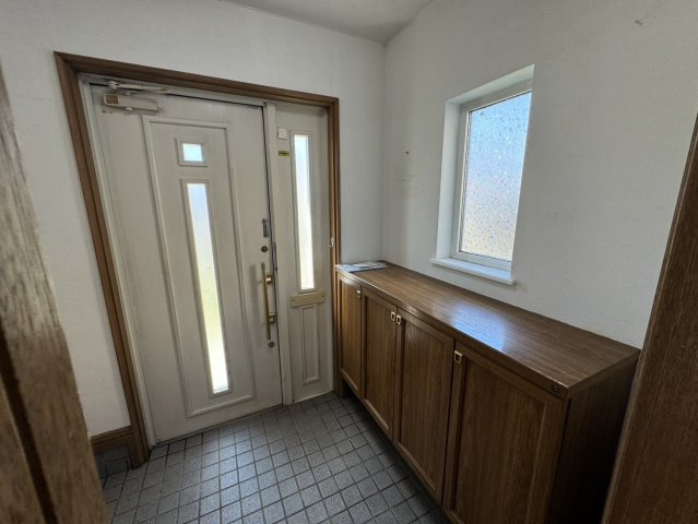 店舗にも離れにも！釧路町若葉で自由な発想を叶える家♪の玄関|陽光差し込む、明るい玄関と大容量収納♪