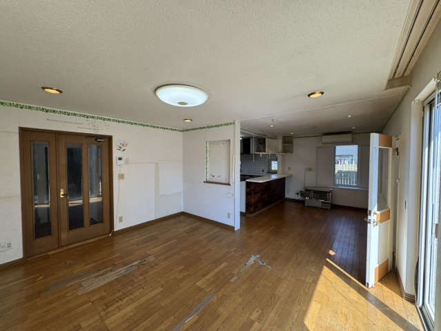 店舗にも離れにも！釧路町若葉で自由な発想を叶える家♪の居間・リビング|自由なレイアウト叶う、ゆとりLDK☆