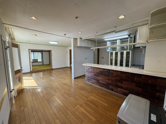 店舗にも離れにも！釧路町若葉で自由な発想を叶える家♪のキッチン|LDKから和室へ、広がる多目的空間♪