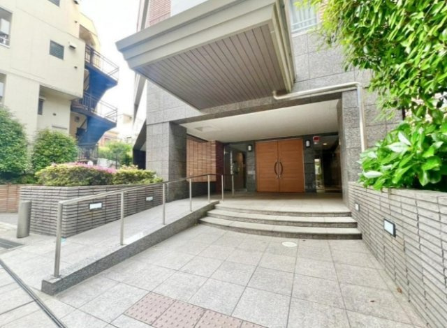 文京区白山５丁目の中古マンションのエントランス