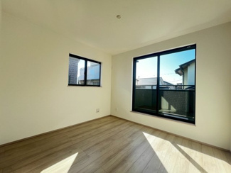 【洋室】 | 高師浜２丁目　新築一戸建 | 全室２面採光のお部屋です！たっぷりの陽光に包まれる明るい住まいに気持ちも明るくなりますね♪