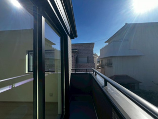 【バルコニー】 | 高師浜２丁目　新築一戸建 | 南向きバルコニーですので、洗濯物が干しやすいですよ！洗濯物の多い日も安心ですね！