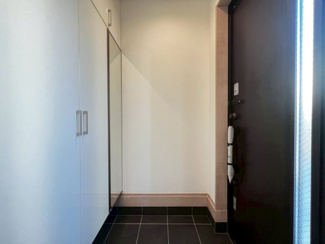 【玄関】 | 高師浜２丁目　新築一戸建 | 玄関にシューズボックスありますよ！玄関周りもスッキリ片付きますね♪