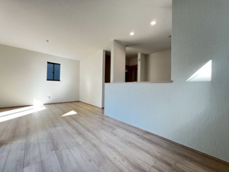 【居間・リビング】 | 高師浜２丁目　新築一戸建 | 【家族を身近に感じるリビング階段】家族を顔を合わせる時間が増え気持ちも明るくなりますね！