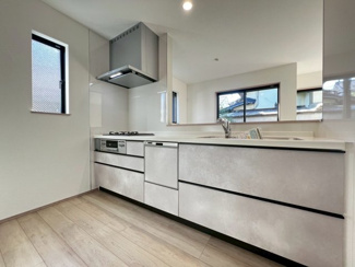 【キッチン】 | 高師浜２丁目　新築一戸建 | 収納があるおかげでキッチンも広く利用できるのは、お料理される方の嬉しいポイント♪