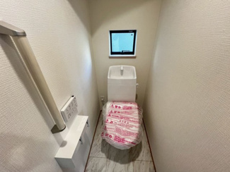 【トイレ】 | 高師浜２丁目　新築一戸建 | トイレ１階と２階の２ヶ所あります！忙しい朝や家族の多いご家庭も安心ですね♪