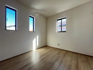 【洋室】 | 高師浜２丁目　新築一戸建 | 【現地見学可能】 現地周辺の環境や、駅までの道のりなど周辺環境も合わせてご確認いただき、ぜひご検討ください！ ご内覧・現地見学をご希望の際は是非、イエストアまでお問合せ下さい♪