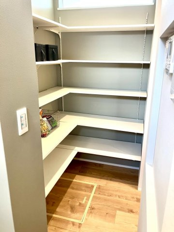 エクセシオール丸亀市飯野町⑪の収納|キッチン横の収納スペース。十分な収納スペースがあります