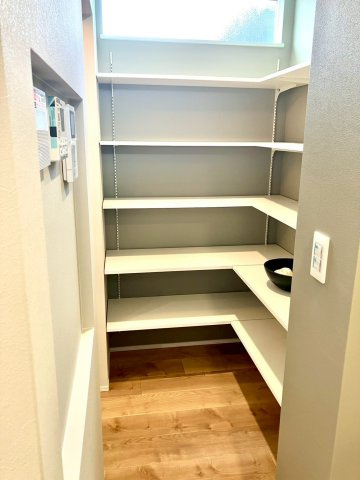 エクセシオール丸亀市飯野町⑪の収納|キッチン横の収納スペース。十分な収納スペースがあります