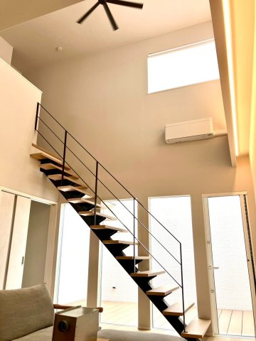 エクセシオール丸亀市飯野町⑪の内装|憧れのリビング階段。キッチンからも見えておしゃれです。