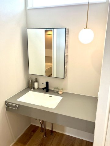 エクセシオール丸亀市飯野町⑪の洗面所|洗面スペースは、一面鏡のおしゃれな空間です。