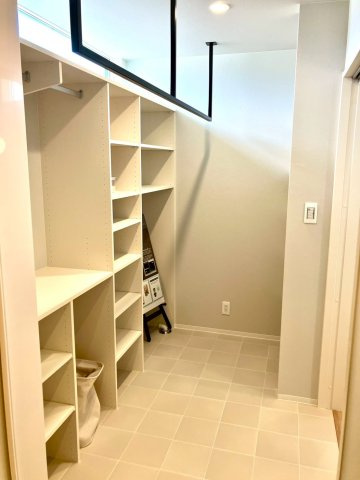 エクセシオール丸亀市飯野町⑪の洗面所|洗面スペースは、室内干しができる仕様になっています。