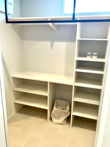 エクセシオール丸亀市飯野町⑪の洗面所|洗面の収納もたっぷり入ります。タオルや着替えの服など大変便利です。