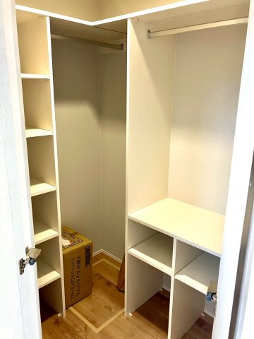 エクセシオール丸亀市飯野町⑪の収納|玄関上がってすぐの収納スペースです。ファミリークロゼットで普段使わないようなものをストックできます。