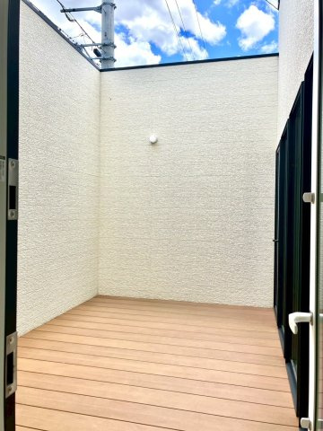 エクセシオール丸亀市飯野町⑪の庭|玄関上がって廊下からとリビングからの両方出入り可能な中庭です。バーベキューや日向ぼっこ、家庭菜園など幅広くご利用できます。