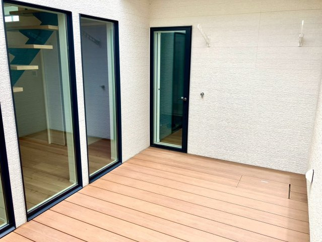 エクセシオール丸亀市飯野町⑪の庭|玄関上がって廊下からとリビングからの両方出入り可能な中庭です。バーベキューや日向ぼっこ、家庭菜園など幅広くご利用できます。