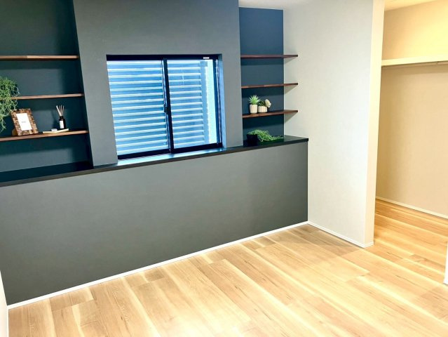 エクセシオール丸亀市飯野町⑪の洋室|壁面に飾り棚もあって、お部屋内をおしゃれに彩ることができます。