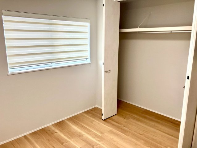 エクセシオール丸亀市飯野町⑪の洋室|クローゼットつきの洋室です。お子様のお部屋として設計されています。