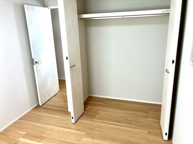 エクセシオール丸亀市飯野町⑪の収納|クローゼットつきの洋室です。お子様のお部屋として設計されています。