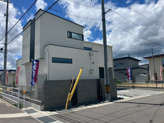 エクセシオール丸亀市飯野町⑪の前面道路含む現地写真|道路面からの外観写真です。