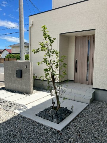 エクセシオール丸亀市飯野町⑪のその他|玄関アプローチ部分です。お家のシンボルツリーが出迎えてくれます。