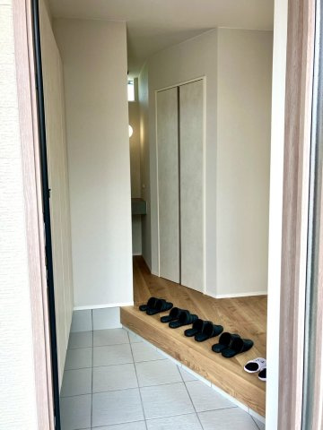 エクセシオール丸亀市飯野町⑪の玄関|明るい玄関です
