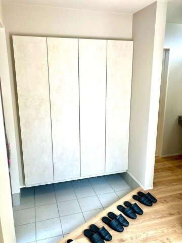 エクセシオール丸亀市飯野町⑪の玄関|収納もある玄関です