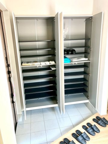 エクセシオール丸亀市飯野町⑪の玄関|たっぷり収納。ご家族さまの靴がたくさん入ります。
