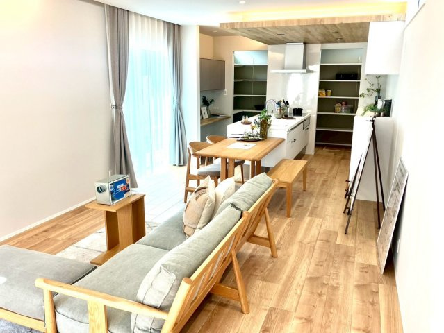 エクセシオール丸亀市飯野町⑪の居間・リビング|リビングとキッチンがつながった空間です。ご家族さまと一体の空間で過ごせます。