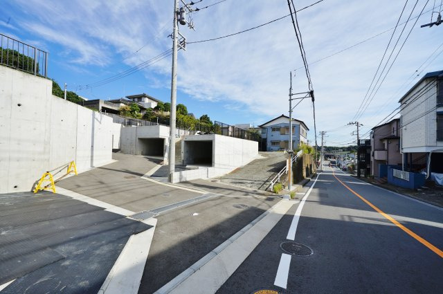 【横浜市保土ケ谷区常盤台242-208全5棟新築戸建て】★仲介手数料無料★（常盤台小学校・保土ヶ谷中学校）の前面道路含む現地写真