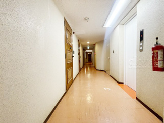【その他共用部分】 | 共用廊下です。ここもきれいに清掃されています。周囲のお部屋の様子も、ぜひ伺ってみてください。～即日のご見学可能～　お問合せはお気軽にどうぞ。