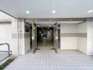 【エントランス】 | オートロックを備えた、マンションのエントランス。やはりセキュリティの観点は欠かすことができません。皆様を“安全”に送り出し、出迎えてくれます。～即日のご見学可能～　お問合せはお気軽にどうぞ。