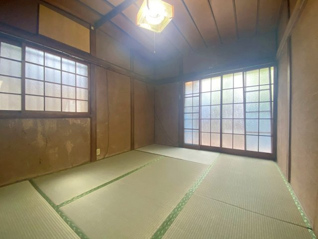 塚口町４丁目の和室|和室６帖
南向きのお庭に面したお部屋！お庭を眺めながらまったりお過ごしいただけます！