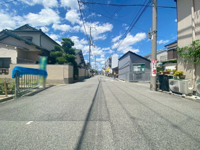 塚口町４丁目の居間・リビング|キッチンとの距離が近いので配膳もスムーズですね！食事をゆったりお楽しみいただけます！