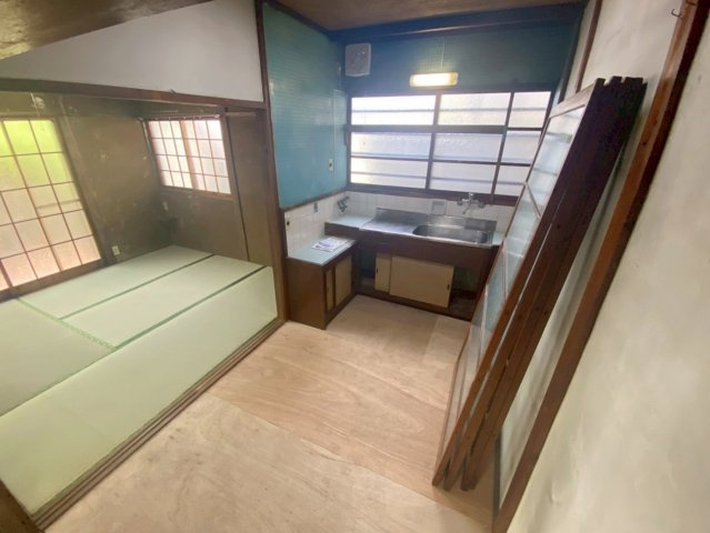 塚口町４丁目のキッチン|窓があるので調理時の熱気や煙など換気できるので便利ですね！手元を照らしてくれるも嬉しい！