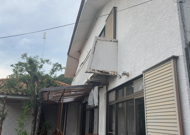 【バルコニー】 | バルコニーは、室外の専用スペースのうち、「屋根がなく開放された空間」であるものを指します。ベランダより広いタイプのものが多く、日当たりもよいため家庭菜園などを楽しみたい人にとって適した環境となります。