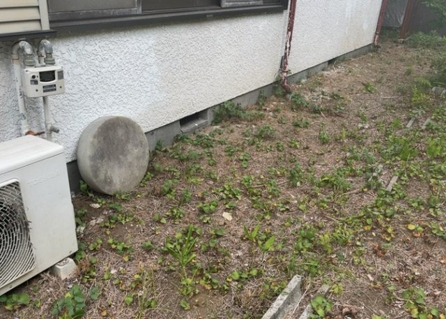 【冷暖房・空調設備】 | 床下換気口は、床下に湿気がこもることを防ぎ、効果的に換気を行うために設置されています。床下換気口が設置されていない建物は、基礎パッキング工法などにより換気を行なっています。詳細は現地でご確認ください。