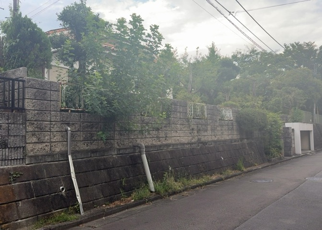 【前面道路含む現地写真】 | 東側道路の場合は居室を南向きに設計しやすいため、朝日が入りやすいというメリットがあります。一方、西側道路も東側同様に居室を南向きに設計しやすいのですが、住宅地だと朝日が入りにくいという弱点があります。