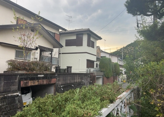 【展望】 | 土地の地勢が高台の場合、景色を綺麗にみることができ、景色にこだわってお家探ししている方におすすめです！また平坦地よりも風通しがいいというメリットがあります。デメリットもあるので是非現地でご確認下さい。