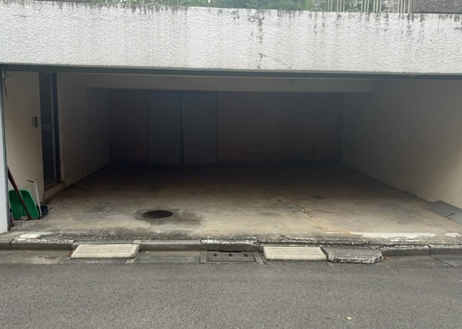 【駐車場】 | 車一台あたりに必要なスペースは、標準サイズの普通自動車で横幅2m50cm、長さ5mは必要になります。ただし、乗降のことも考慮して横幅3m30cm、長さ5m50cmほどは確保できるところを選びましょう。