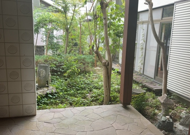 【庭】 | 庭のある家に住むことのメリットとして、子どもたちの遊び場を確保できること、ガーデニングや家庭菜園を楽しめること、明るさを確保できることがあります。また、配置を工夫することでプライバシーが確保できます。