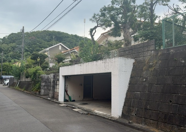 【前面道路含む現地写真】 | 住宅用の土地では前面道路に2m以上接していなければならないと法律で定められています。しかし、お持ちの車のサイズやライフスタイルなどにより、2mでは利便が悪い場合もございますので、事前に確認しましょう。