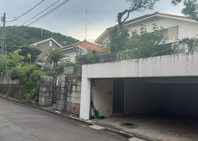 【前面道路含む現地写真】 | 道幅が広い場所は日当たりや風通が良好です。幅が広いのですれ違いも可能ですし大きな車でも駐車可能！一方で、大型車が通ることも多くなるため交通量の増加により騒音に繋がります。また土地の値段が高くなります。