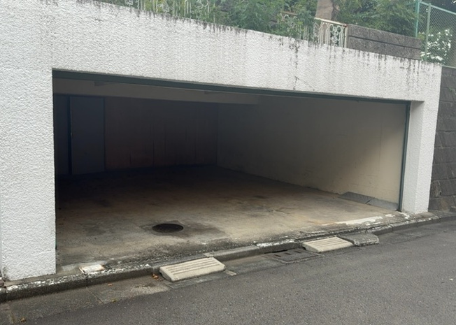 【駐車場】 | 駐車場と明記されていても、最小スペースでつくられた駐車場だと大型車は駐車できなかったり、出入りしにくくなったりする可能性があります。お車のサイズと購入したい物件の駐車場のサイズを現地で確認しましょう。