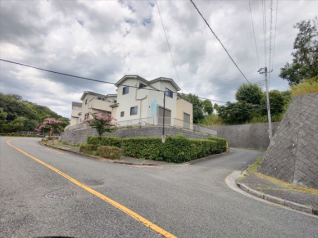 【前面道路含む現地写真】 | 毛呂山町目白台4丁目 | ３方角地にて開放感があります