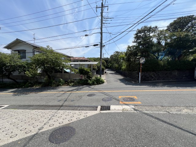 鎌倉山　４LDK＋S　駐車場7台有の前面道路含む現地写真|前面道路